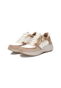 Zapatillas deportivas en piel blanca y beige, con cierre de cremallera, acentos texturizados y una suela acolchada. Detalles metálicos sutiles.