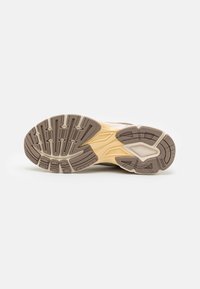 Puma VELOPHASIS EARTH UNISEX - Tossud - prairie tan/chamomile