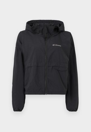 Sort Columbia-jakke med hætte, forrest lynlås, elastiske manchetter og en klaplomme på brystet, vist mod en hvid baggrund.