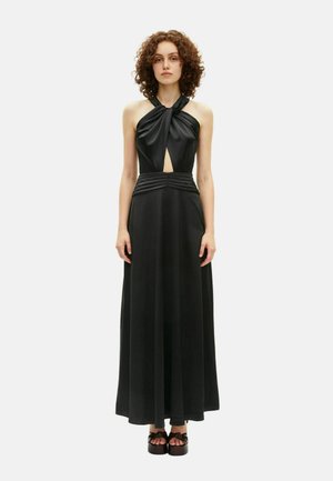 Zwarte maxi-jurk met halternek, sleuf aan de voorkant en geplooide taille. Gemaakt van soepel materiaal, met een A-lijn silhouet en minimalistisch ontwerp.