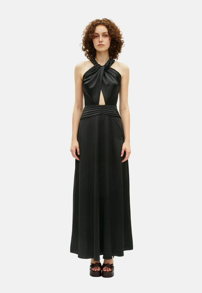 Sort maxi-kjole med halterneck, nøglehul foran og plisseret talje. Lavet af glat stof, med en A-line silhuet og minimalistisk design.