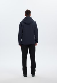 Marine buitenjack met een capuchon, lange mouwen en een rechte snit. Zwarte broek en laarzen. Glad, waterafstotend materiaal, minimale details.