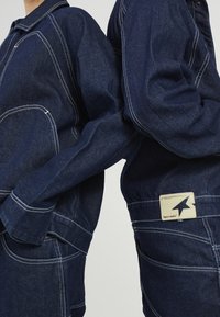 LEGACY STUDIOS CLUE UNISEX - Casaco de ganga - blue wash