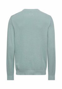 Lichtblauwe gebreide trui met een gestructureerd patroon, ronde hals, lange mouwen en geribbelde boorden en zoom. Achteraanzicht.