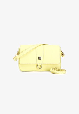Sac bandoulière en cuir jaune avec une fermeture à rabat, quincaillerie en métal argenté et une sangle réglable. Surface texturée avec un design élégant.