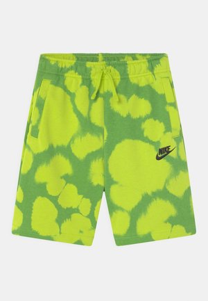 Short tie-dye vert et jaune avec poches latérales, taille élastique, cordon de serrage et logo Nike noir sur la jambe droite.