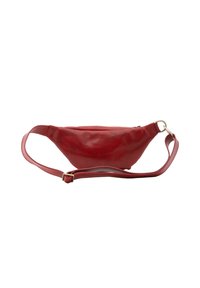 Marsupio in pelle rossa con design curvo, tracolla regolabile e chiusura con zip. Superficie testurizzata con una finitura liscia.