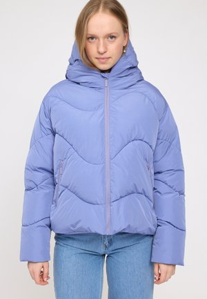 Hellblauer Pufferjacke mit hohem Kragen, Reißverschluss vorne und Zickzack-Nähten. Verfügt über zwei seitliche Reißverschlusstaschen und eine lockere Passform.
