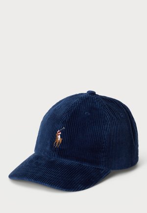 Marineblauwe corduroy baseballpet met geborduurd polospelerlogo op het voorpaneel.