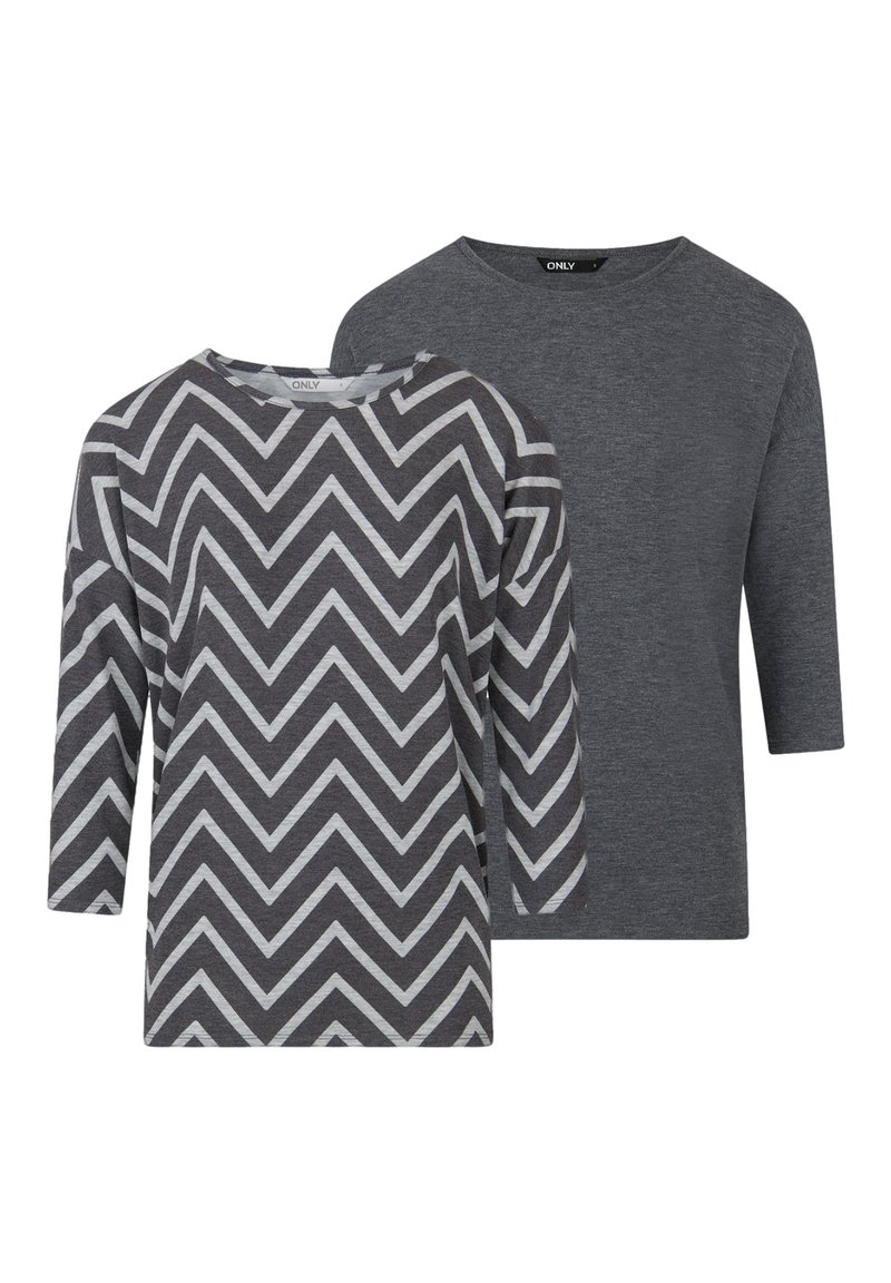 Twee longsleeve tops: de ene is grijs met een chevronpatroon in lichtgrijs, en de andere is een effen donkergrijze top. Beide hebben een ronde halslijn.