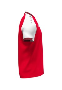 Polo shirt rouge à manches courtes avec des accents blancs, dotée d'un col à boutons, de lignes épurées et d'une texture lisse.