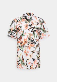 Chemise à manches courtes avec boutons, en tissu blanc ornée de motifs floraux et de papillons colorés en pêche, vert et noir.