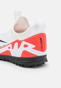 Nike Performance JR. MERCURIAL VAPOR 15 ACADEMY - Turf football boots - bright crimson/white/black