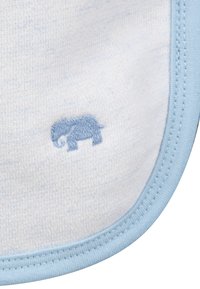 Bordado de elefante azul sobre una tela texturizada en azul claro y blanco con un ribete azul contrastante.