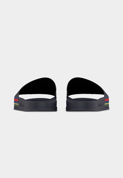 Μαύρα σανδάλια με φαρδιές λουρίδες ποδιών και πολύχρωμες οριζόντιες ρίγες στις εξωτερικές πλευρές, σε θέα από μπροστά.