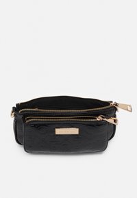 Borsa in pelle verniciata nera con doppie tasche a zip, motivo logo in rilievo, hardware color oro e forma rettangolare.