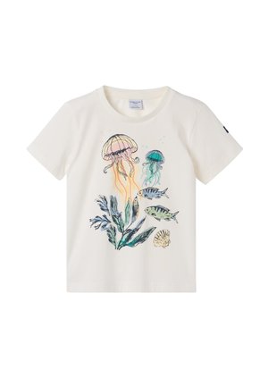 Wit shirt met korte mouwen en een kleurrijk oceaandessin met twee kwallen, twee vissen, zeewier en een schelp aan de voorkant.