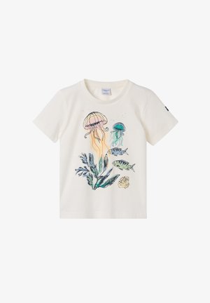 Hvid kortærmet skjorte med farverigt havdesign med to vandmænd, to fisk, tang og en muslingeskal på forsiden.