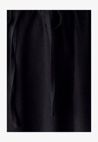 Unausgewählt, black