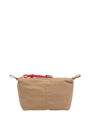 Pequeño bolso rectangular beige con cremallera, detalle de cordón rojo y logo dorado "BIMBA Y LOLA" en el frente.