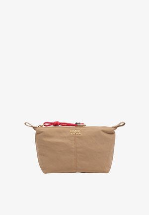 Pequeño bolso rectangular beige con cremallera, detalle de cordón rojo y logo dorado "BIMBA Y LOLA" en el frente.