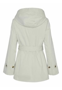 Veste imperméable gris clair avec une capuche, taille ceinturée et poignets boutonnés. Texture lisse, design minimaliste et style fonctionnel.