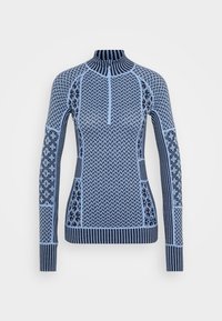 Langermet, blå og marineblå mønstret strikkegenser med halv-zip krage og ribbestrikket kant og mansjetter på hvit bakgrunn.