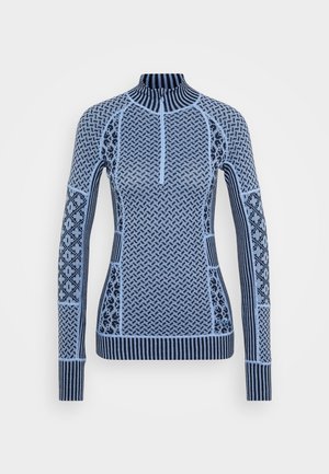 Langermet, blå og marineblå mønstret strikkegenser med halv-zip krage og ribbestrikket kant og mansjetter på hvit bakgrunn.