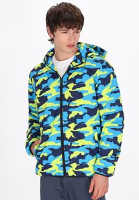 Blå og neon grøn camouflagemønstret zip-up jakke med hætte, lavet af et glat, letvægts stof, der har frontlommer.