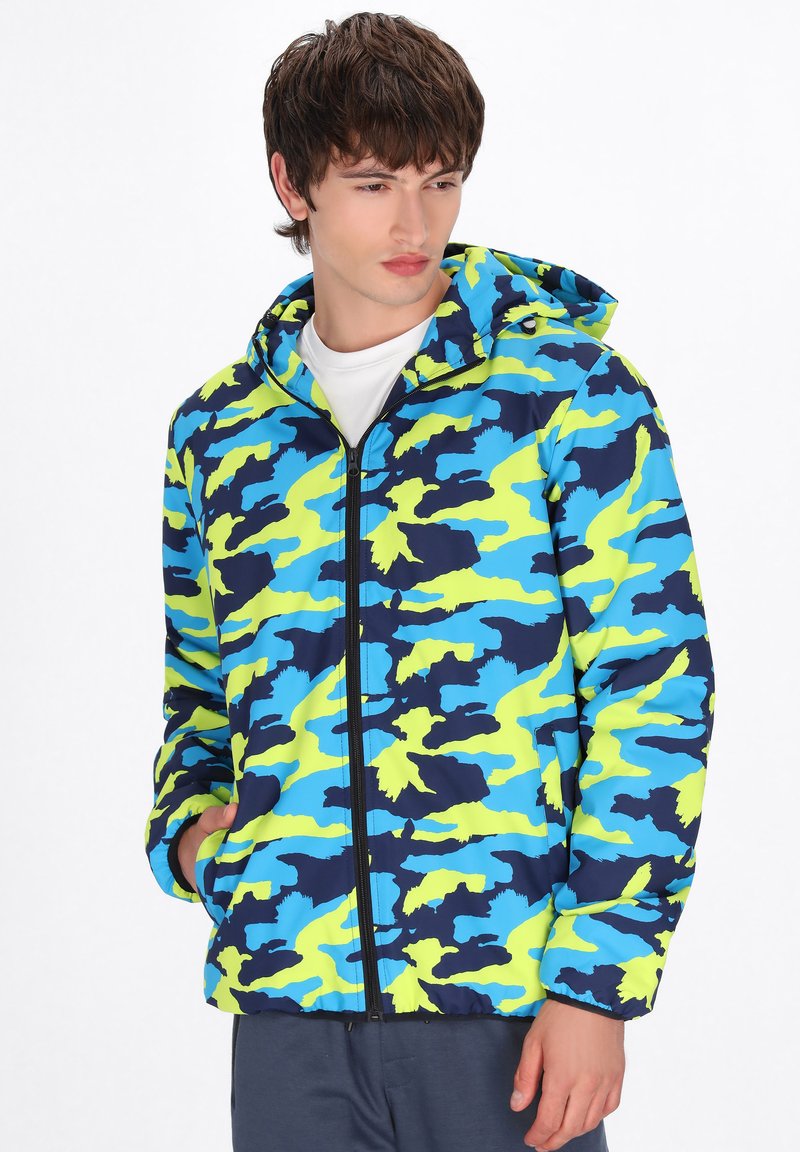Blauwe en neon groene camouflagepatroon zip-up jas met een capuchon, gemaakt van een gladde, lichte stof en voorzien van voorzakken.
