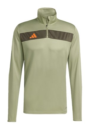 Svijetlozelena dugačka majica s dugim rukavima i polu-zipom, s smeškastom yokom i narančastim Adidas logom na prsima. Glatka tekstura tkanine.