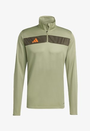Ljust grön långärmad tröja med halvdragkedja, med en brun ok och en orange Adidas-logotyp på bröstet. Slät tygtextur.