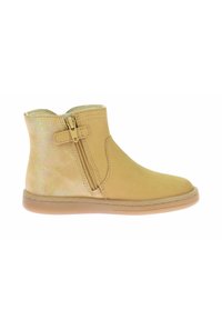 Stivale alla caviglia giallo in suede con cerniera laterale, suola piatta in gomma e una sottile texturizzazione iridescente sul materiale superiore.
