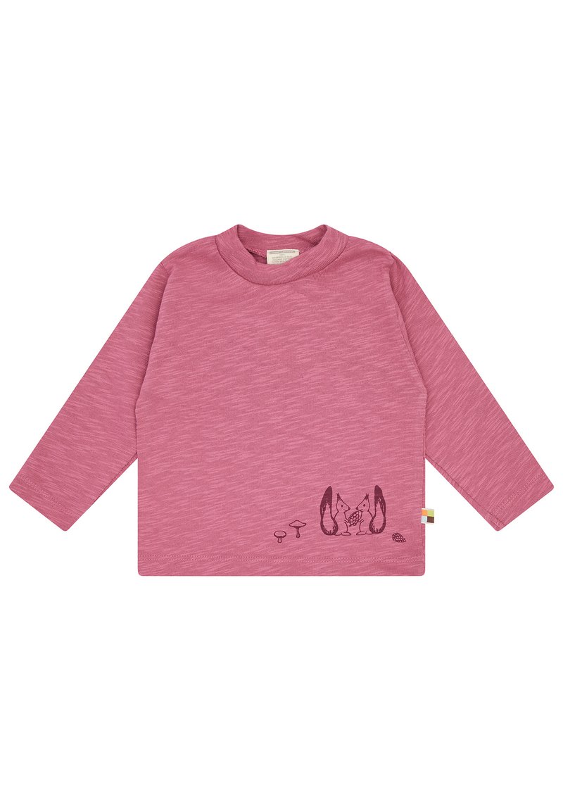 Rosa Langarmshirt mit Rundhalsausschnitt, das ein dezentes strukturiertes Muster und eine Grafik von zwei Eichhörnchen mit Pilzen am Saum zeigt.
