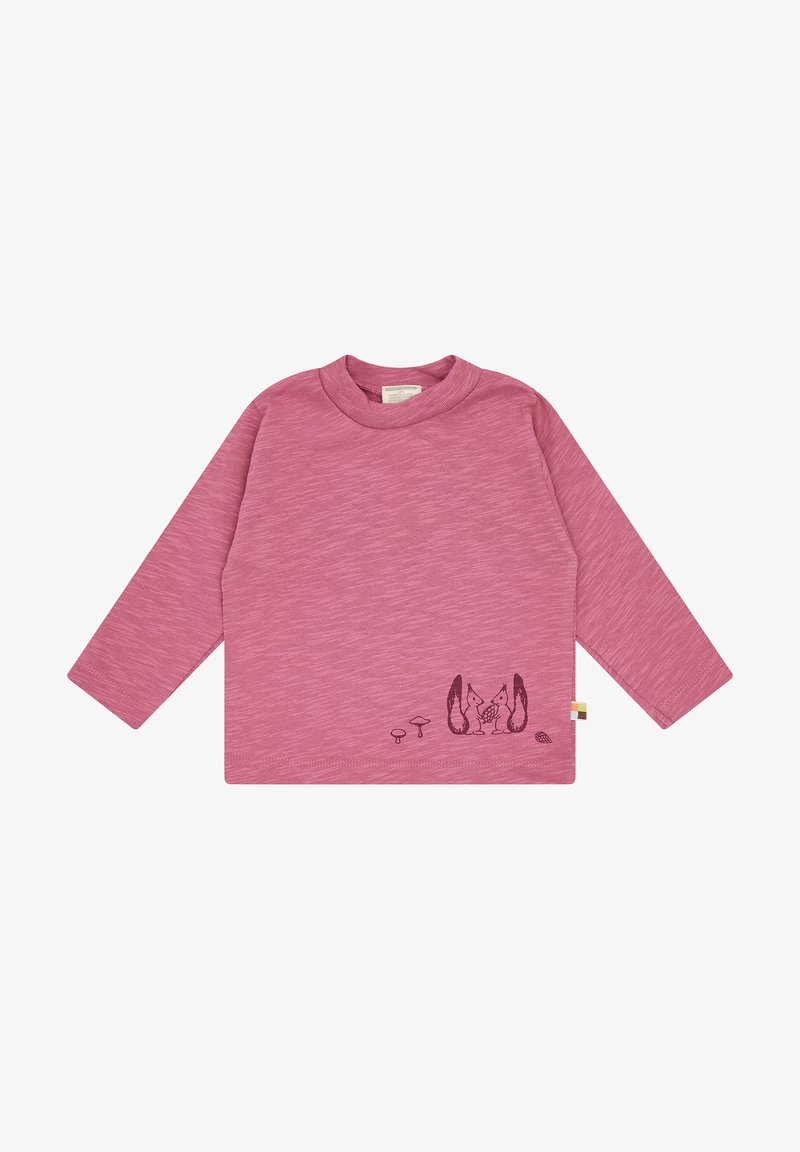 Rosa Langarmshirt mit Rundhalsausschnitt, das ein dezentes strukturiertes Muster und eine Grafik von zwei Eichhörnchen mit Pilzen am Saum zeigt.