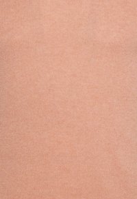 Jasnopomarańczowy dziany sweter o gładkiej teksturze i prążkowanym wzorze. Prosty design bez dodatkowych ozdób czy elementów metalowych.