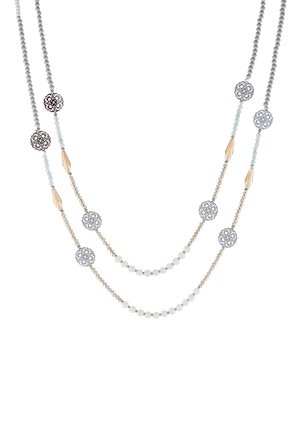 To-lags halskæde med små hvide perler, guldfarvede aflange accenter og sølv filigran blomsterdiske jævnt fordelt langs kæderne.