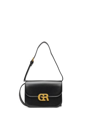 Bolso de cuero negro para el hombro con cierre de logotipo GR dorado y correa ajustable sobre un fondo blanco.