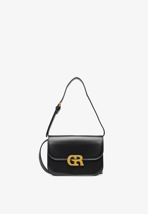 Bolso de cuero negro para el hombro con cierre de logotipo GR dorado y correa ajustable sobre un fondo blanco.