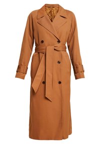 Gabardina marrón de doble botonadura con cinturón en la cintura, solapas grandes y bolsillos laterales. Confeccionada con tejido liso y un acabado ligeramente texturizado.