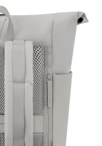 Sac à dos à rabat gris clair avec panneau dorsal rembourré en mesh, bretelles réglables et poche latérale zippée avec le logo Kapten & Son.