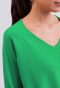 CASH-MERE MIT SEITENSCHLITZEN - Stickad tröja - gr ün
