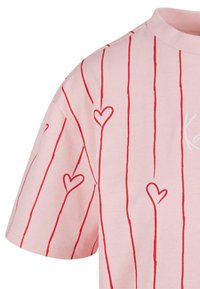Karl Kani SIGNATURE HEART PINSTRIPE - Μπλουζάκι με στάμπα - rose red
