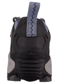 Czarne buty sportowe z szarą gumową podeszwą, teksturowanym tyłem i jasno-niebieską pętlą z zygzakowatym przeszyciem. Oddychający mesh w górnej części.