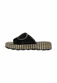 Zwarte suède sandalen met een brede band met een ronde gesp, geplaatst op een dikke, geweven zool met afwisselende zwart en crème kleuren.