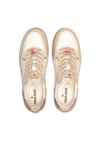 Baskets en cuir blanc et beige, bout rond, lacets beiges et accent texturé brun. Logo visible sur la semelle intérieure.