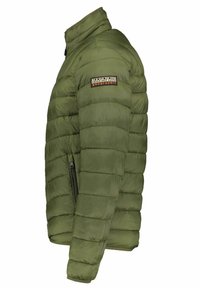 Giubbotto imbottito verde oliva con colletto alto, tasca laterale con zip e una toppa con logo sul braccio. Design a trapunta testurizzata.