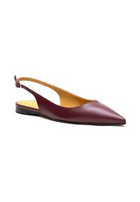 Burgunderfarbene Leder-Slingbacks mit spitzer Zehenform, offenen seitlichen Ausschnitten und einer kleinen verstellbaren Schnalle am Riemen. Glatte Textur.