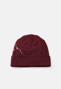 Bordeaux strikket beanie med en foldet manchet og en diskret bjergsilhuet broderet i lys beige på den ene side. Blød, strækbar tekstur.