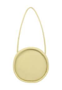 Rund gul läderv äska med en texturerad yta och en tunn axelrem. Enkel design utan störande mönster eller hårdvara.